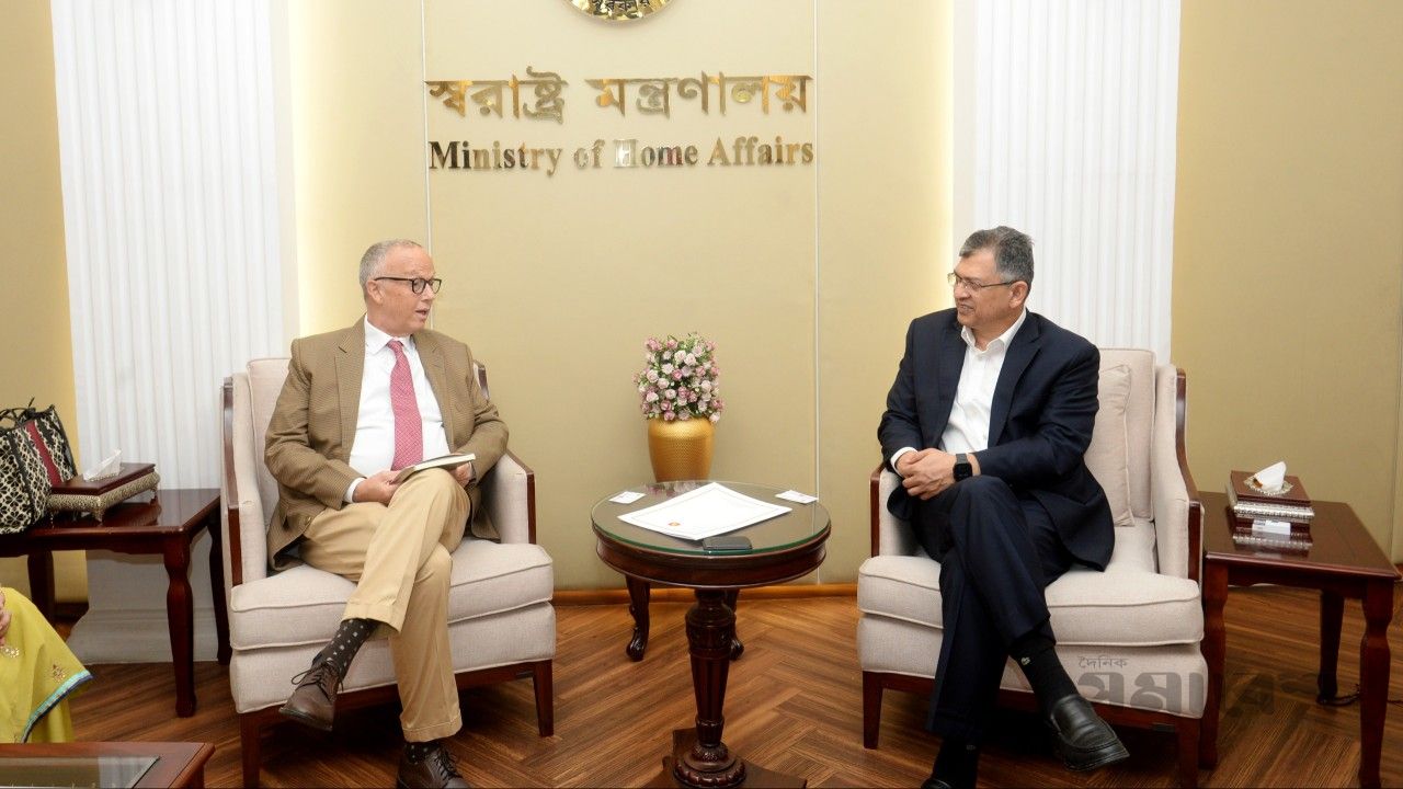 স্বরাষ্ট্রমন্ত্রীর সঙ্গে আইআরআই প্রতিনিধিদলের বৈঠক