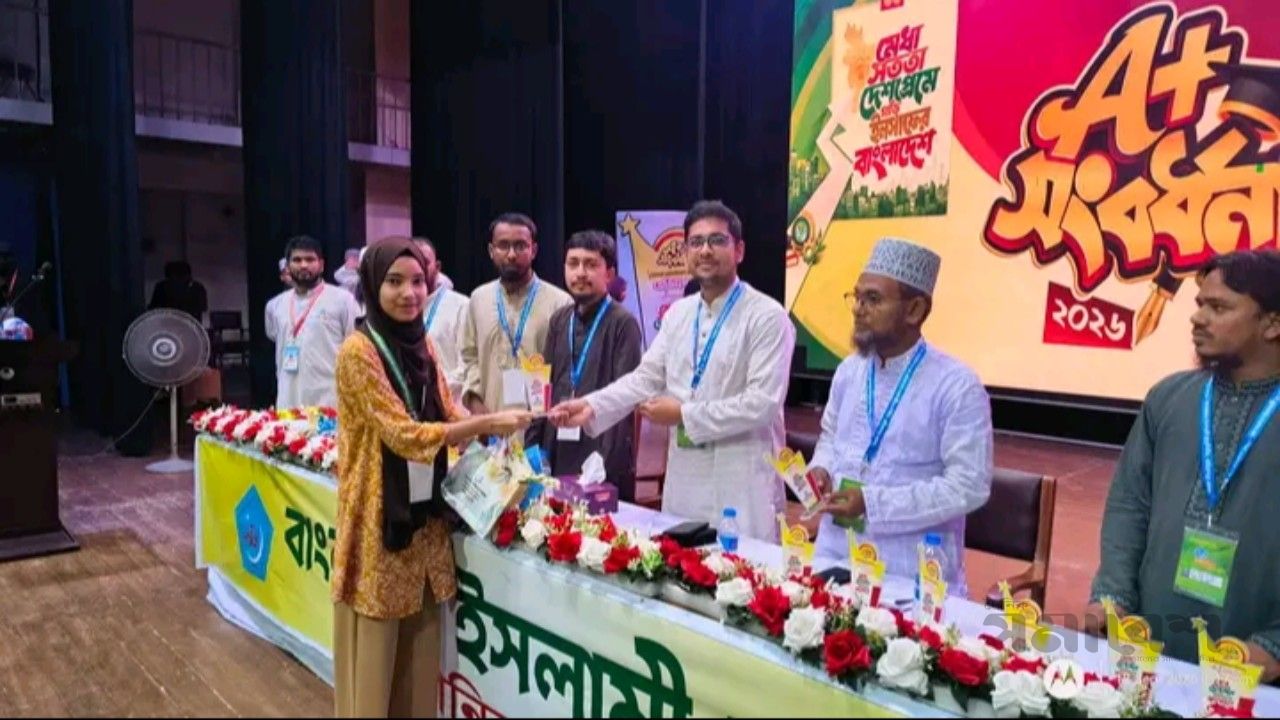 মানিকগঞ্জে জিপিএ-৫ প্রাপ্ত মেধাবী শিক্ষার্থীকে সংবর্ধনা ও সম্মাননা প্রদান