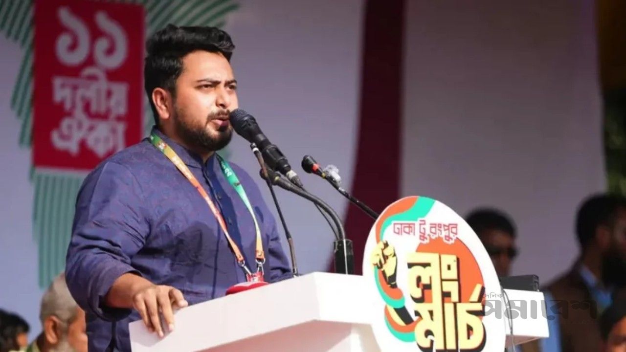 তারেক রহমানকেই নির্ধারণ করতে হবে 'তিনি কি হেলিকপ্টারে করে দেশ থেকে পালিয়ে যাবেন, নাকি পদত্যাগ করবেন' - নাহিদ ইসলাম