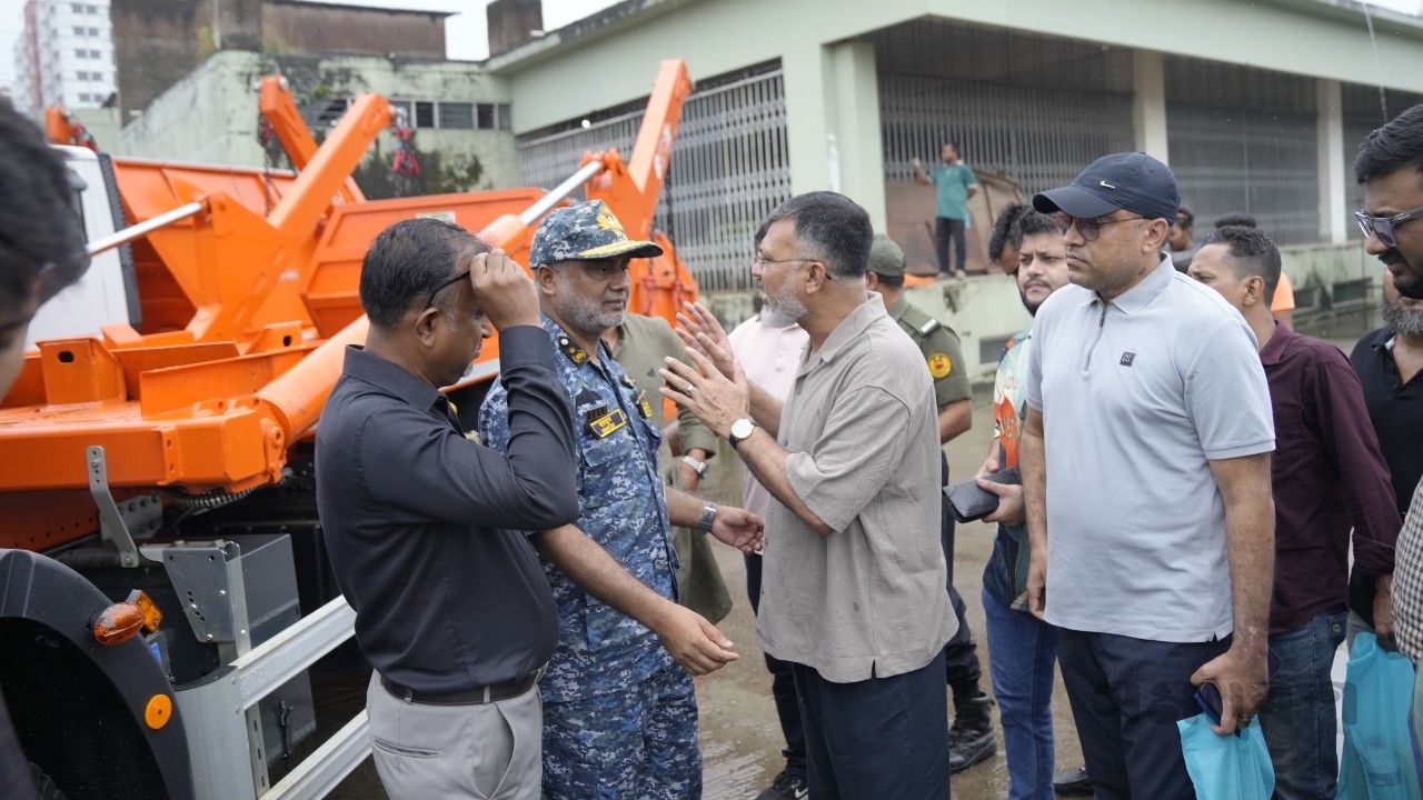 ঢাকা উত্তর সিটি কর্পোরেশনে বর্জ্য ব্যবস্থাপনা বিভাগে পাঁচটি নতুন কন্টেইনার ক্যারিয়ার ট্রাক চালু করা হয়েছে
