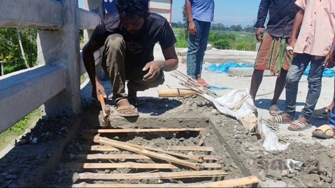 ১০ কোটি টাকার সেতুতে রডের বদলে বাঁশ দিয়ে ঢালাই