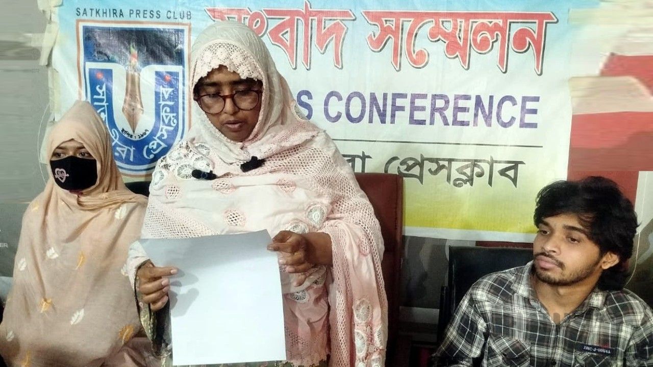 সাতক্ষীরায় চাঁদা না পেয়ে নির্মাণাধীন বাড়ি ভাংচুর ও মারপিট:গ্রেফতারের দাবিতে সংবাদ সম্মেলন