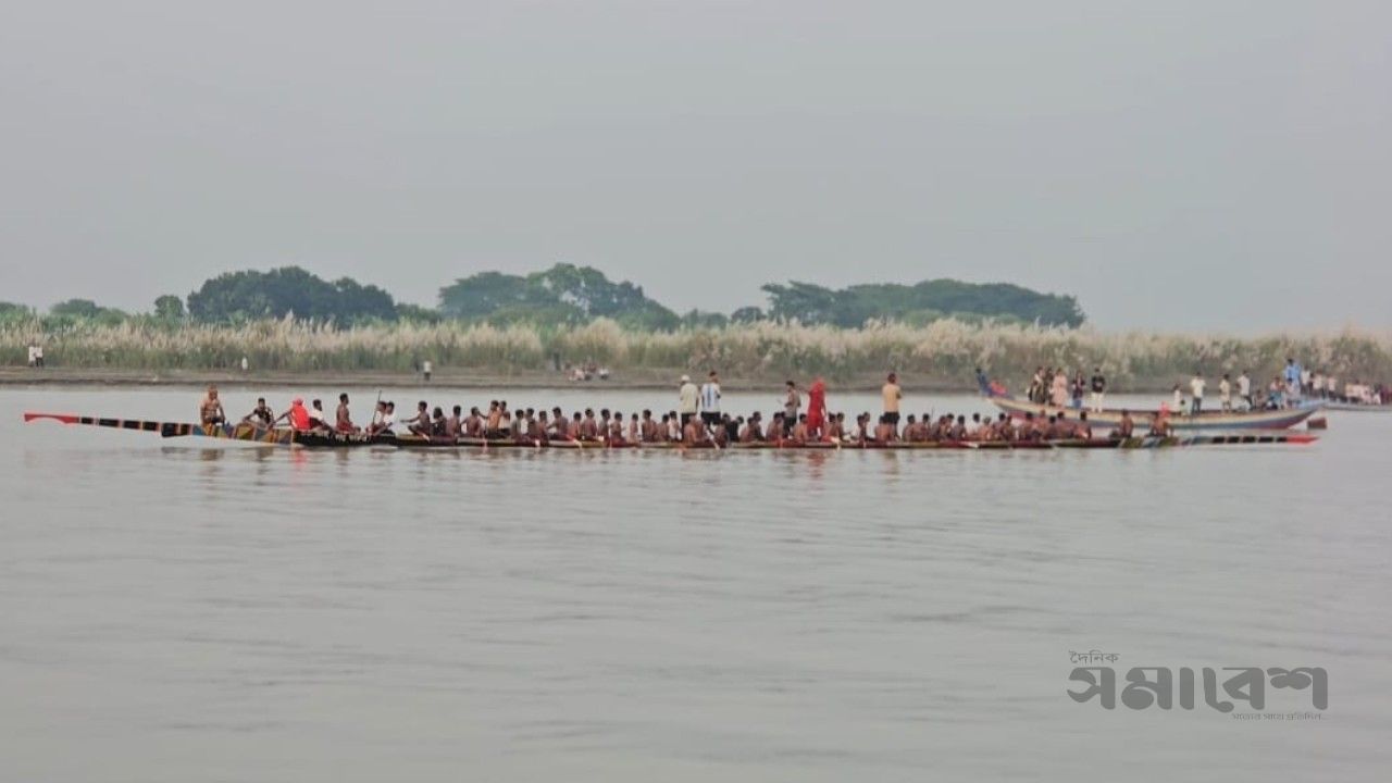 নড়াইলের লোহাগড়ায় মধুমতি নদীতে বাৎসরিক নৌকাবাইচ প্রতিযোগিতা অনুষ্ঠিত হয়েছে