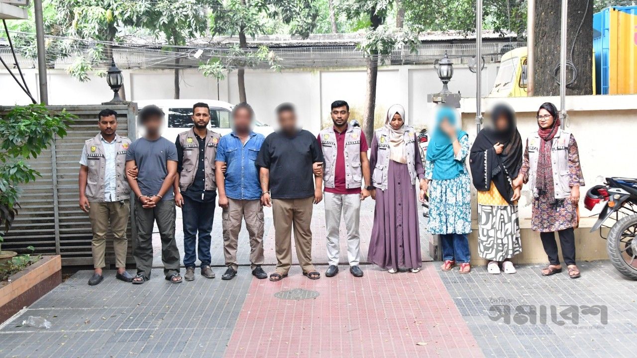 ডিবি (ওয়ারী) বিভাগের অভিযানে ‘হানি-ট্র্যাপ’ চক্রের মূল হোতাসহ গ্রেফতার পাঁচজন