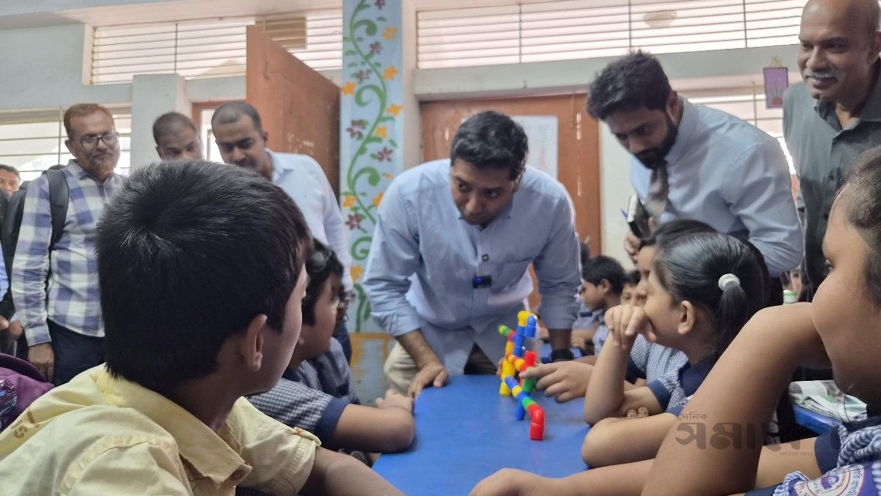 লার্নিং টয়েসের মাধ্যমে খেলতে খেলতে শেখার আনন্দ, শিক্ষার্থীদের দক্ষতা যাচাই করলেন -- প্রতিমন্ত্রী ববি হাজ্জাজ