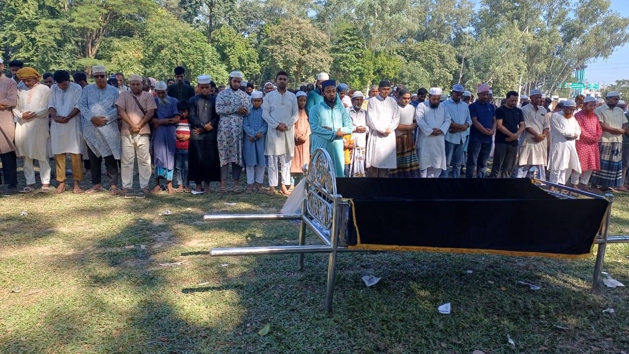 মহাদেবপুরে সাংবাদিক আমিনুর রহমান খোকনের পিতার দাফন সম্পন্ন