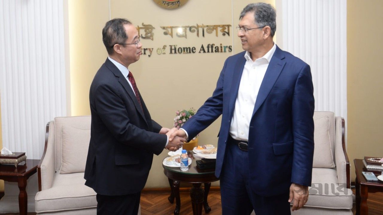 চীনর দূতাবাসের চার্জ দ্য অ্যাফেয়ার্সের সঙ্গে স্বরাষ্ট্রমন্ত্রীর সৌজন্য সাক্ষাৎ