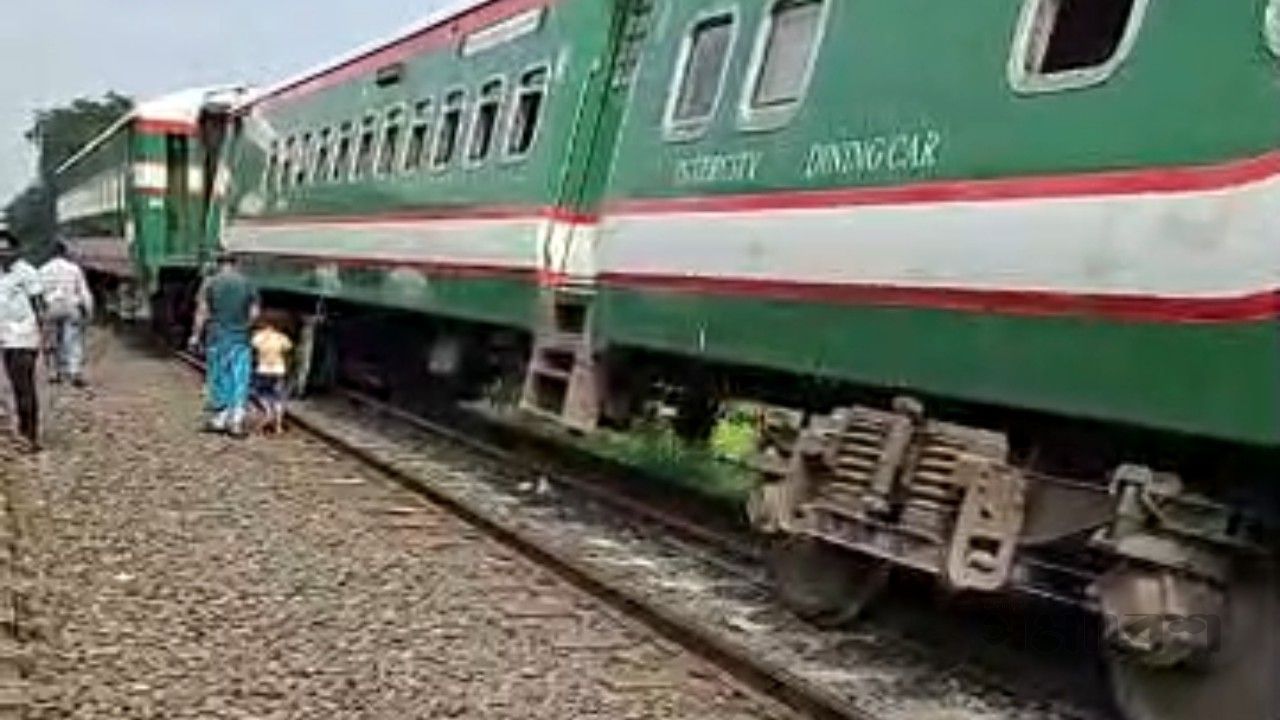 টাঙ্গাইলে ট্রেনের বগি লাইনচ্যুত, ঢাকার সঙ্গে উত্তরবঙ্গের রেল যোগাযোগ বন্ধ