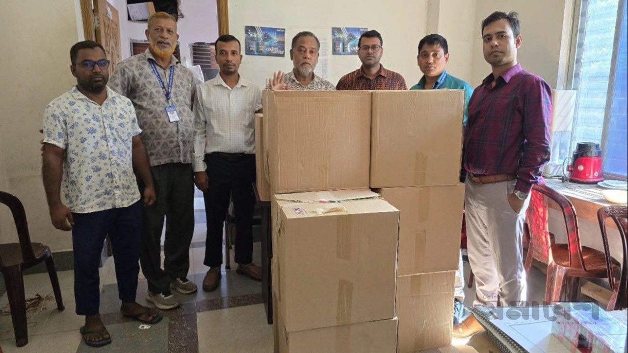 ৯৯,৮০০ শলাকা নকল ব্যান্ডরোল সম্বলিত সিগারেট আটক